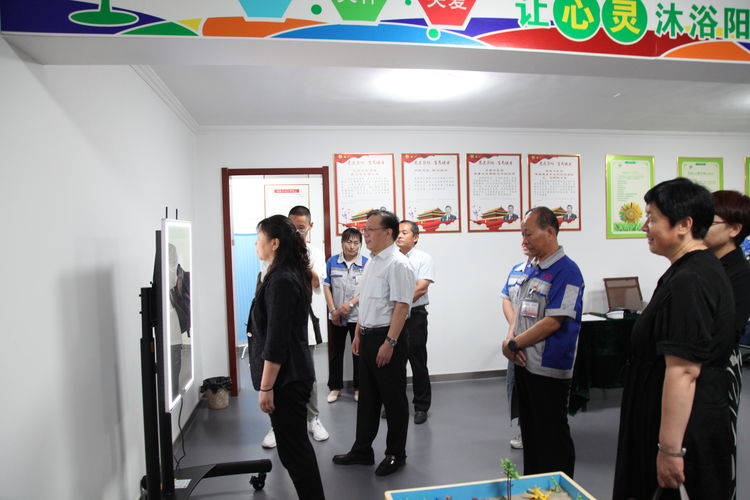 2021年8月26日，濟(jì)南市總工會(huì)黨組成員、副主席于虹和女工部部長(zhǎng)張紹峰一行來(lái)我集團(tuán)公司調(diào)研
